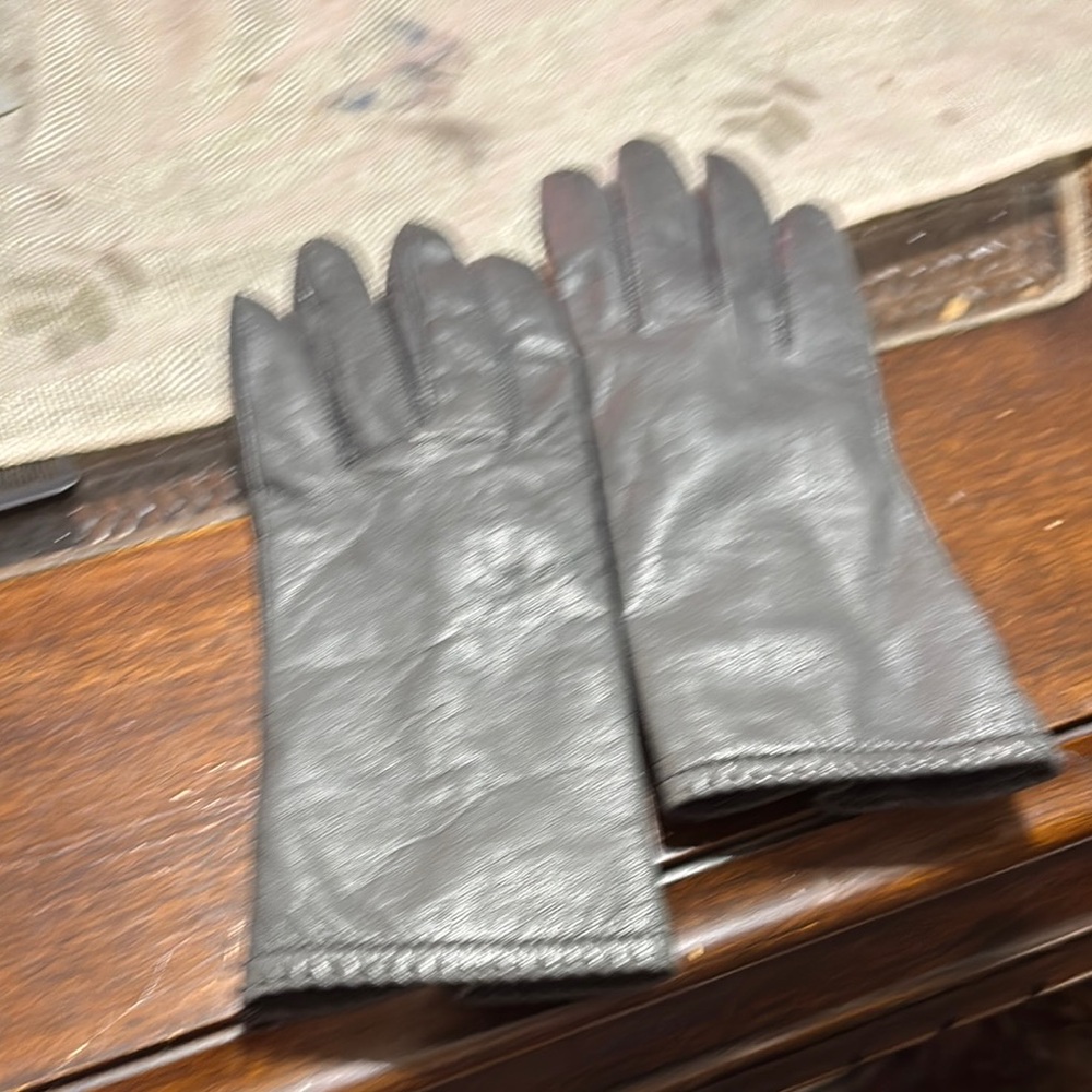 Woman’s grey Leather Gloves